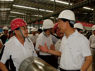 原湖南省省委常委、常務(wù)副省長(zhǎng)于來(lái)山視察生產(chǎn)車間時(shí)與彭琪董事長(zhǎng)親切交談